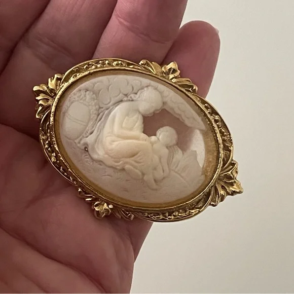 Vintage Brooch Goldtone Mother and Child Cameo Metal Pin (Possibly 1928 Brand) - Picture 6 of 16
